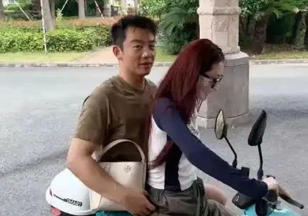 苗苗和老公骑电动车去健身,郑恺帮她拿包,小两口有说有笑好恩爱
