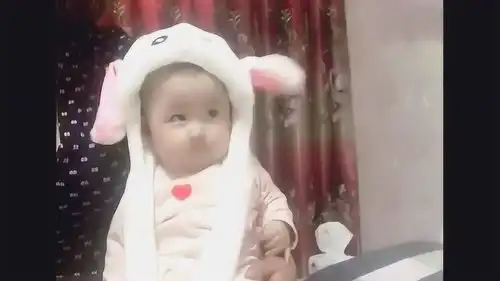 凯皙蛮害羞的,仔细研究自己摸到了什么,那小表情可真讨人喜呀
