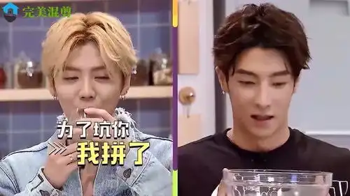 明星喝北京豆汁名场面,鹿晗关晓彤表情不一般,杨千嬅喝到脸变绿
