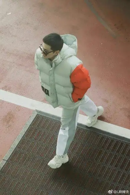 杨洋也有今天开撩小女孩被无视表情尴尬,求握手惨被敷衍
