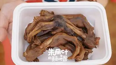 1只鸭子3种吃法这是1份来自四川的卤鸭货
