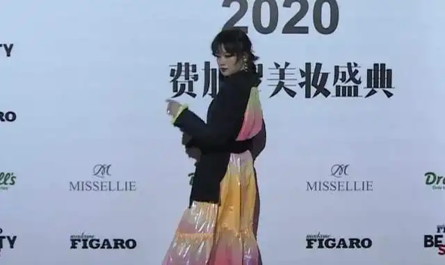 费加罗盛典红毯室外举行张嘉倪露肩冻到发抖,袁姗姗冷出表情包
