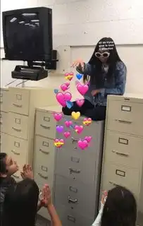 向你发射一组爱心表情包
