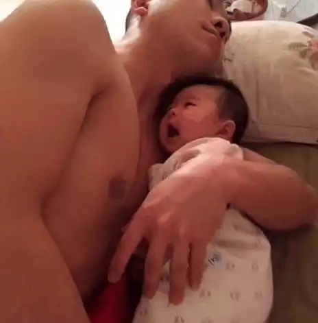 奶爸哄孩子睡觉,宝妈推开门一瞬间,又好气又好笑
