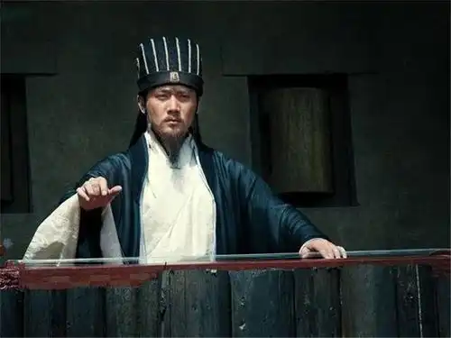 诸葛亮改变刘备思想,为匡扶汉室付出,鲁迅和恒温给出这样的评价
