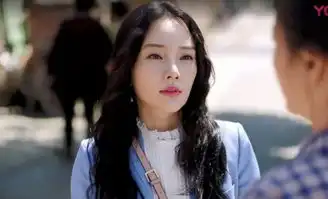 李小璐宣传新剧低调复出穿粉色长裙尽显少女心,然而表情僵硬
