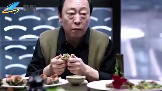 苏明哲回国,土豪明玉直接请吃大餐,谁料苏大强表情绝

