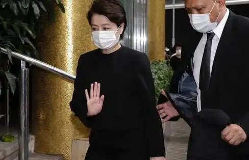 奚梦瑶超模气质手拿包,比何猷君有气场,四太飒爽英姿不输林青霞
