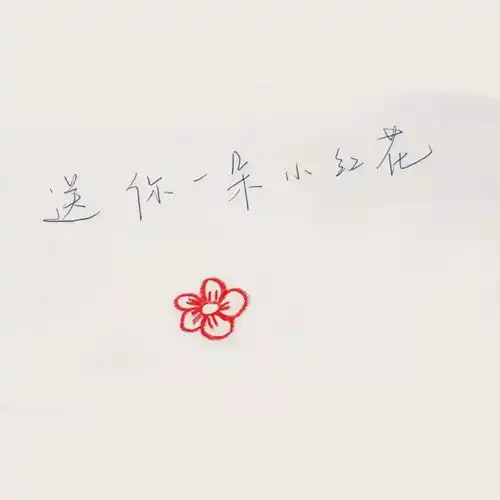 刘浩存穿青蛙玩偶服,却被易烊千玺戳鼻孔,表情好可爱
