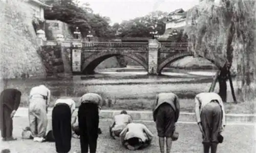 75年前,日本宣布投降时,7000万日本人在做什么老照片不会说谎
