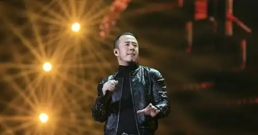 从吃软饭到一夜成名,北漂10年搬家55次的杨坤,因踩烟头出圈
