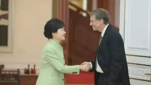 比尔盖茨和谁握手都单手插兜,但这个人让他双手紧握,肃然起敬
