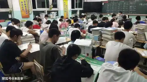 耒阳一学校高考前一夜学生们喊楼助威
