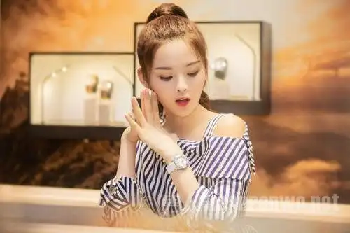 杨超越情商超高大赞龙丹妮表情呆萌逗笑全场
