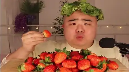韩国小胖哥吃草莓好像一个戏精啊,每个表情都好可爱,吃的也香

