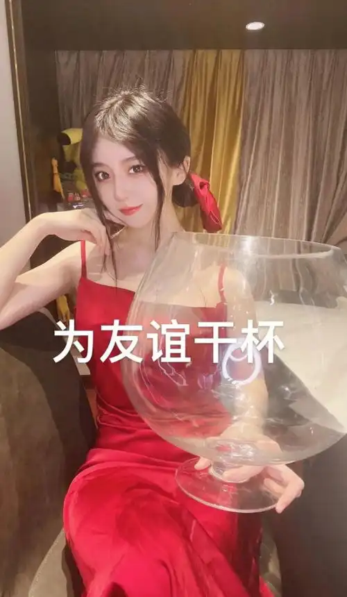 呆妹儿日渐发福,cos射手被嘲肉装坦克
