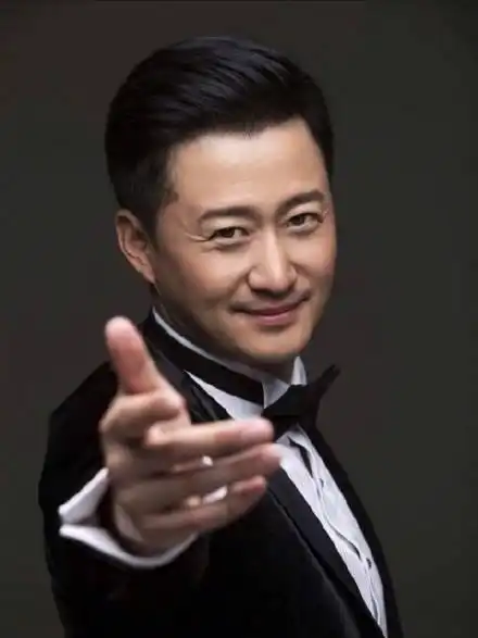吴京被迫成了外卖监督员,表情包遍布各大校区,果真是人红是非多
