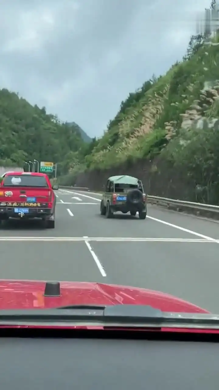 哇,这个车啊,真的好帅啊
