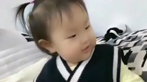 暖宝夸妈妈牙齿漂亮,没想到妈妈拿出一张照片,暖宝这表情真是太逗了
