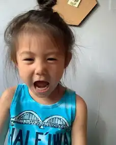 陈冠希晒女儿跳舞四连拍,alaia表情丰富古灵精怪,台风超赞