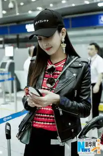御姐气质少女心杜若溪皮衣短裙现身机场
