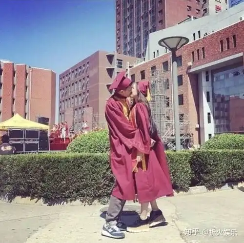 表情金瀚与大学女友亲吻照曝光,前女友像混血儿,两人北漂一起同居知乎表情
