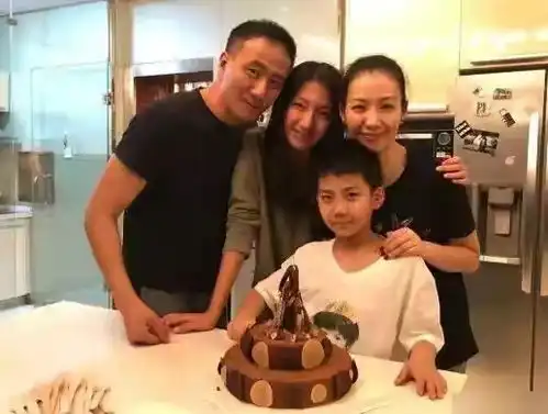52岁胡军亲自教小20岁女演员亲吻戏,旁边5岁小孩表情搞笑
