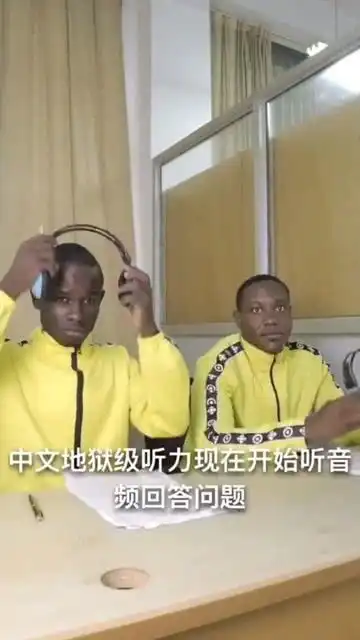 老外考听力听的竟是这歌,这俩小伙的表情亮了,网友我都不会写
