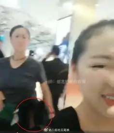 继文章怒砸偷拍者后,那英直接用脚踹,了解真相后,网友难怪那英那么生气女子
