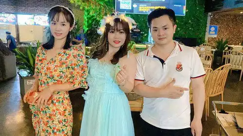 1岁宝宝刚学吃饭就会吃了,表情动作太搞笑了,笑的肚子疼,哈哈
