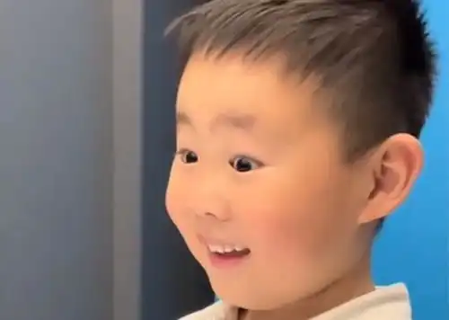 江苏一萌娃拍证件照拍成表情包,网友脸僵了,只剩鼻孔在做自己
