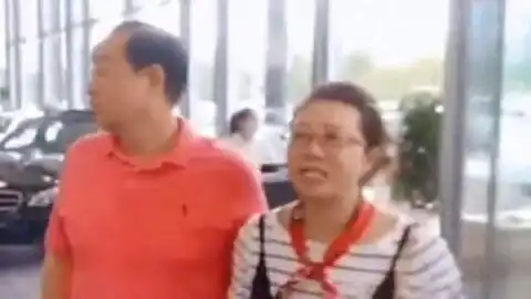 男孩和爸妈赌气出来摆摊卖玩具小表情曝光乐坏网友
