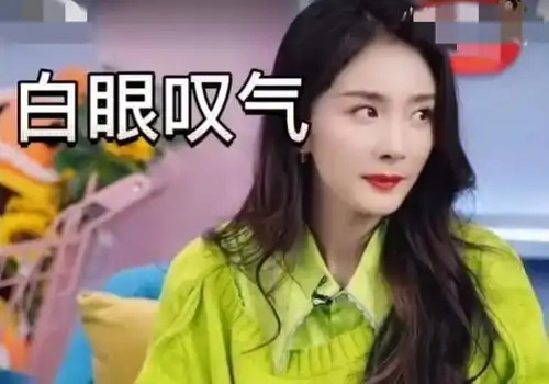 杨幂直播不耐烦表情上热搜,主持人亲自帮忙解释,真是令人心疼
