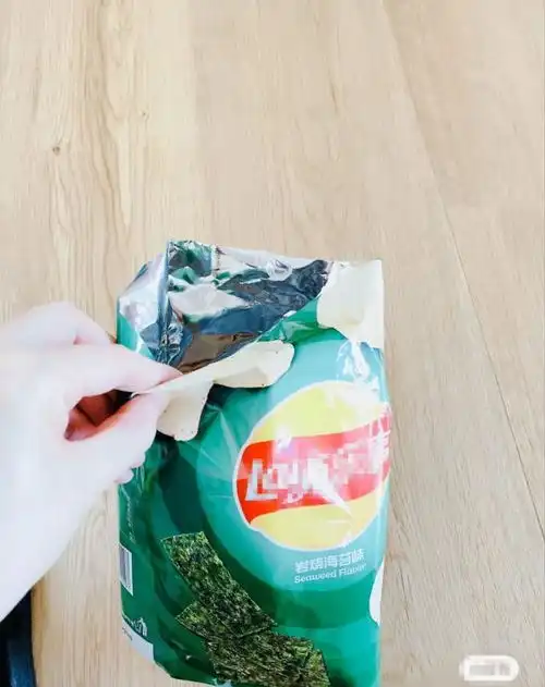 董璇晒与女儿薯片袋大片,小酒窝眼睛像妈表情像爸,美如小天使

