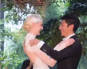 何炅和老婆,撒贝宁和老婆,汪涵和老婆,你认为哪一对最配
