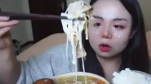 一大碗酸汤肥牛,还有一碗米饭加鸡腿,小姐姐吃得够多哦
