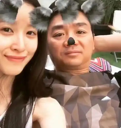 伦敦这一天,被全裹出镜的章泽天惊艳,身材干瘪却成全场焦点
