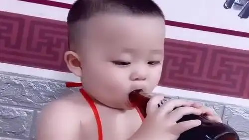 宝宝第一次喝可乐,下一秒这表情,原谅我不厚道的笑了
