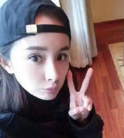 女星卖萌的表情,杨幂杨颖赵丽颖迪丽热巴沈梦辰,你觉得谁最可爱
