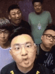 每日一笑妹子在专注拍啥呢,大街上还是注意点影响吧
