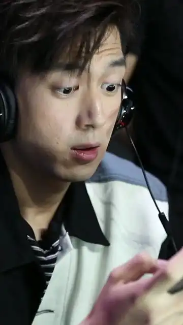 您有一份李现玩王者的表情包,请注意查收
