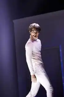 kai在演唱会上独舞后竟然暴哭成员连忙安慰即使跳错舞步还是很帅啊
