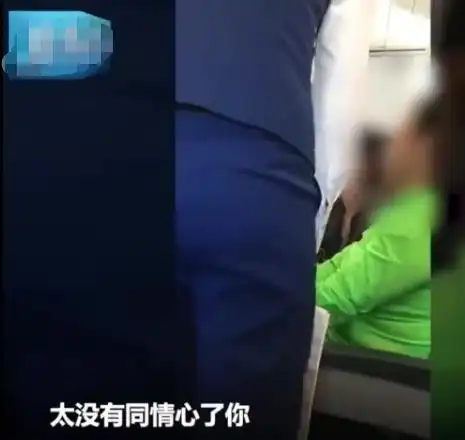 两女子在飞机上晒脚,乘客反对反被指责没有同情心