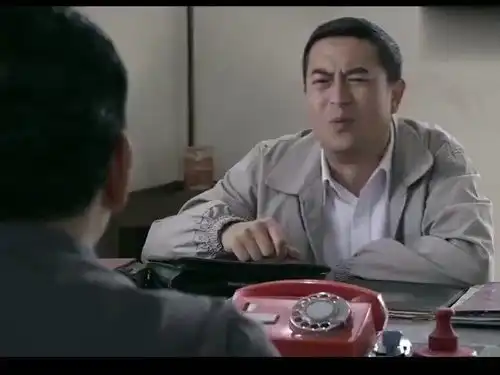 爷们儿张嘉译微笑表情包上线,把好脾气老实人演活了
