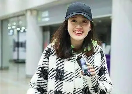35岁王宝强交往95后嫩妹本尊现身回应给你个表情自己体会
