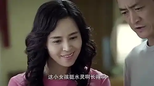 妈妈帮儿子收拾行李箱,一打开竟然翻到女生内衣,妈妈表情亮了
