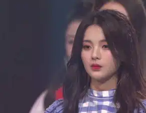 火箭少女成团首秀孟美岐气场全开,杨超越全程面无表情都这么美
