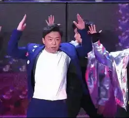 春晚现场最燃的节目没有之一,他简直就是行走的表情包,太喜庆了
