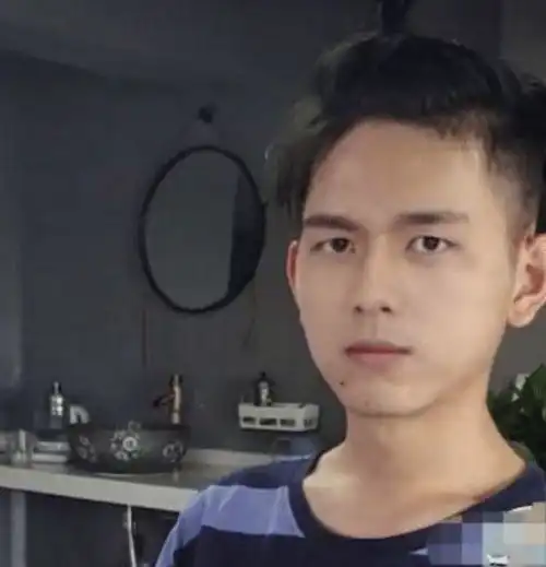 表情一点资讯李现刚刚曝光的弟弟,眉毛眼睛一模一样,连表情都...表情
