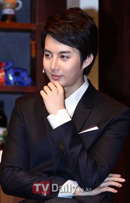 表情ss501成员金亨俊和美女激吻处女作音乐剧热演明星活动图集电影网1905.com表情
